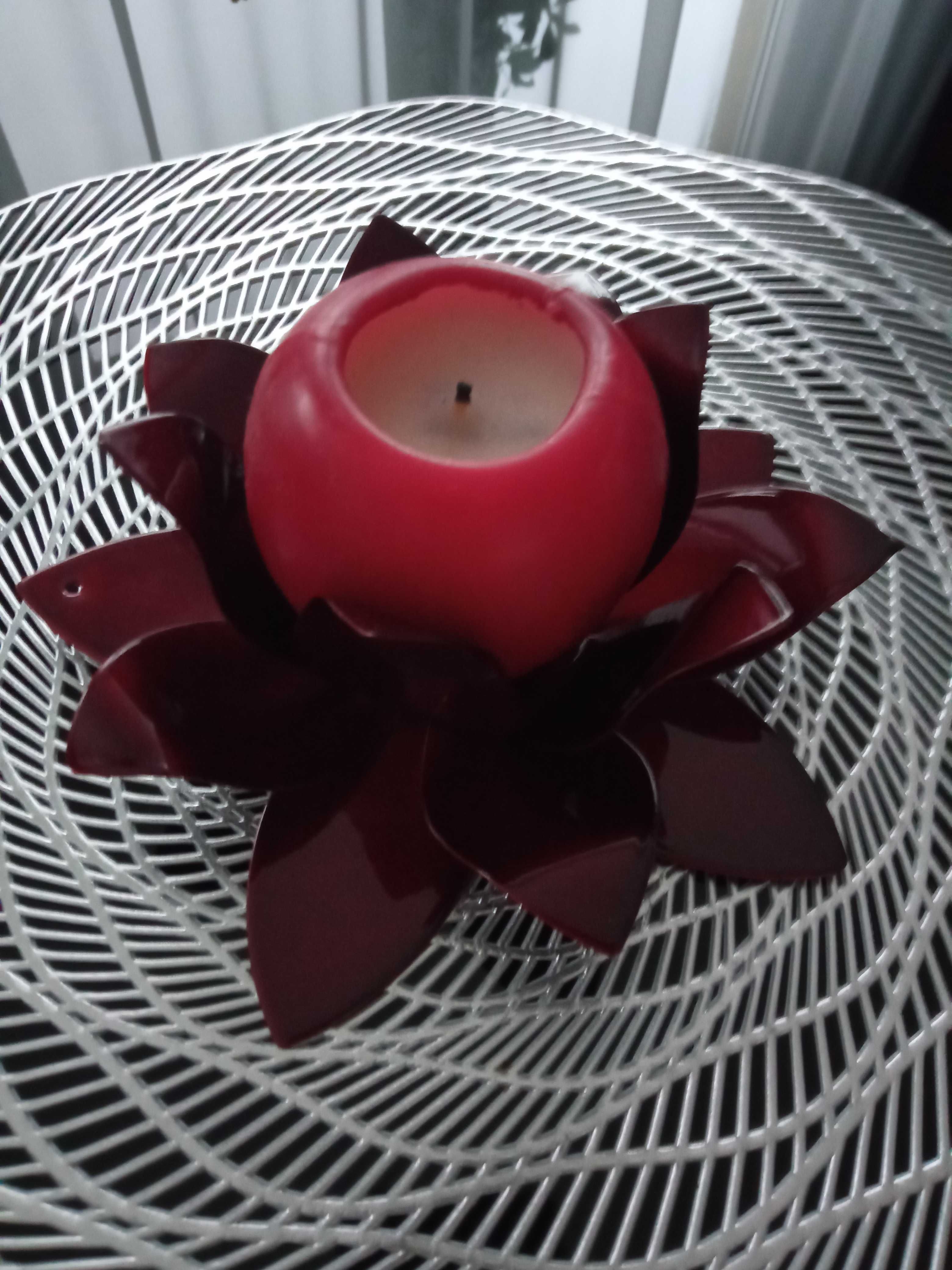 świecznik bordowy w kształcie kwiatu lotosu