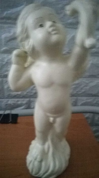 stojący aniołek z łukiem