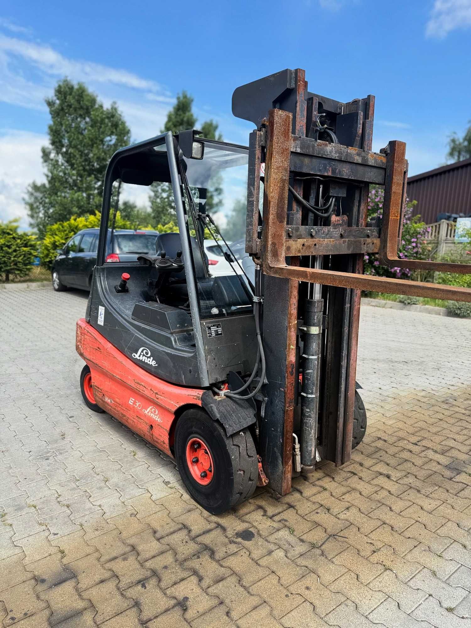 wózek widłowy elektryczny LINDE E30 wolny skok przesuw boczny 3000kg
