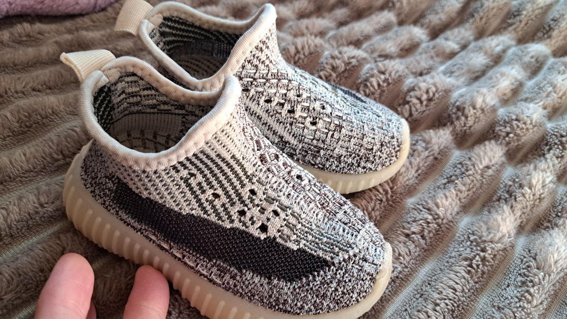 Продам дитячі кросівки ізіки adidas yeezy boost , розмір 22