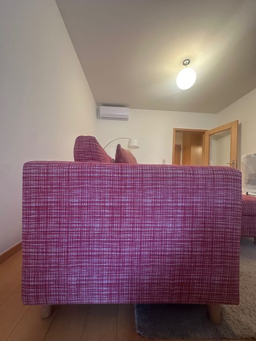 Sofá de três lugares e puff