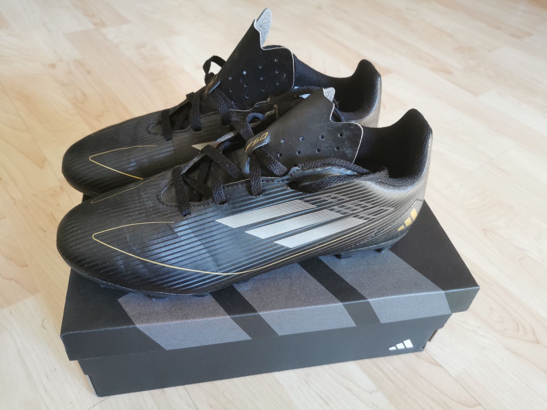 Buty piłkarskie korki adidas czarno-złote r. 38