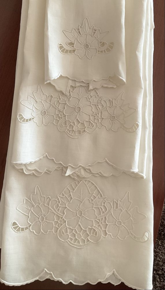 Conjunto 3 toalhas em linho puro, bordadas à mão