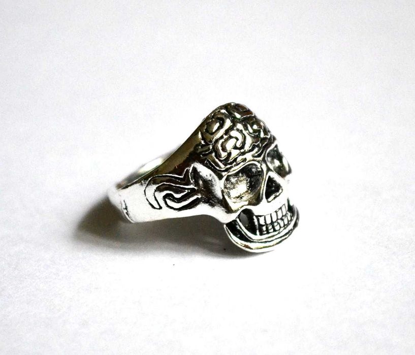 Sygnet stal czaszka R 17