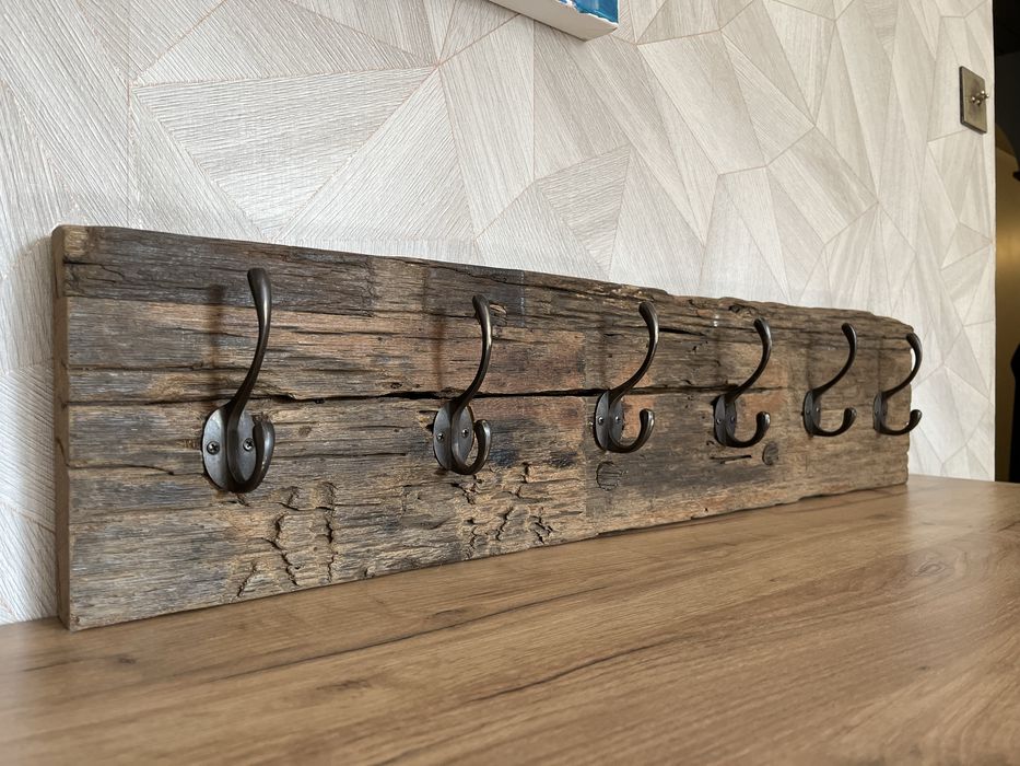 Niepowtarzalny wieszak na ubrania z bardzo starej deski.