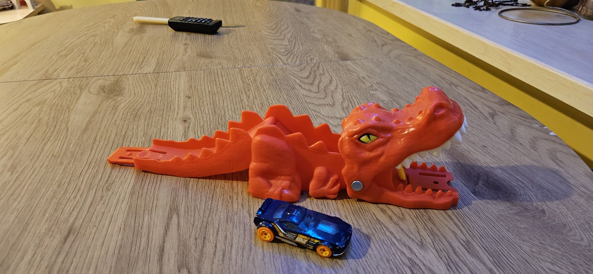 Hot wheels city dragon - smok z samochodem