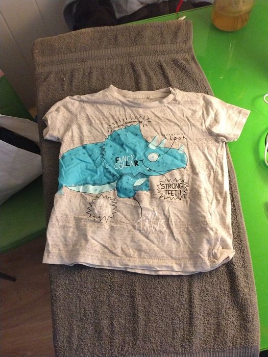 Ta dziecięca koszulka ma grafikę przedstawiającą triceratopsa z humory