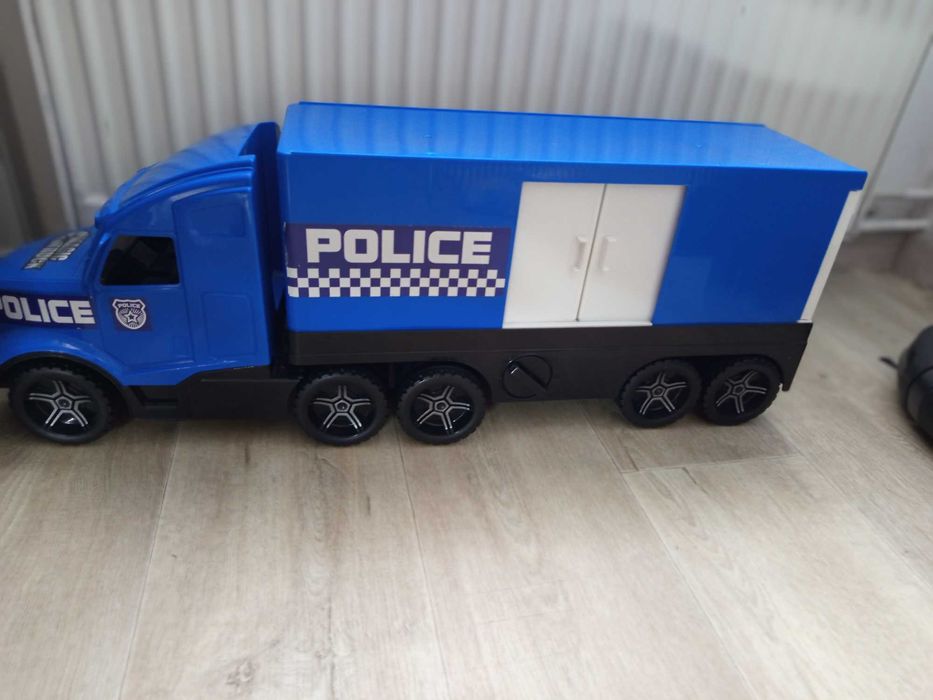 Auto policja z przyczepą