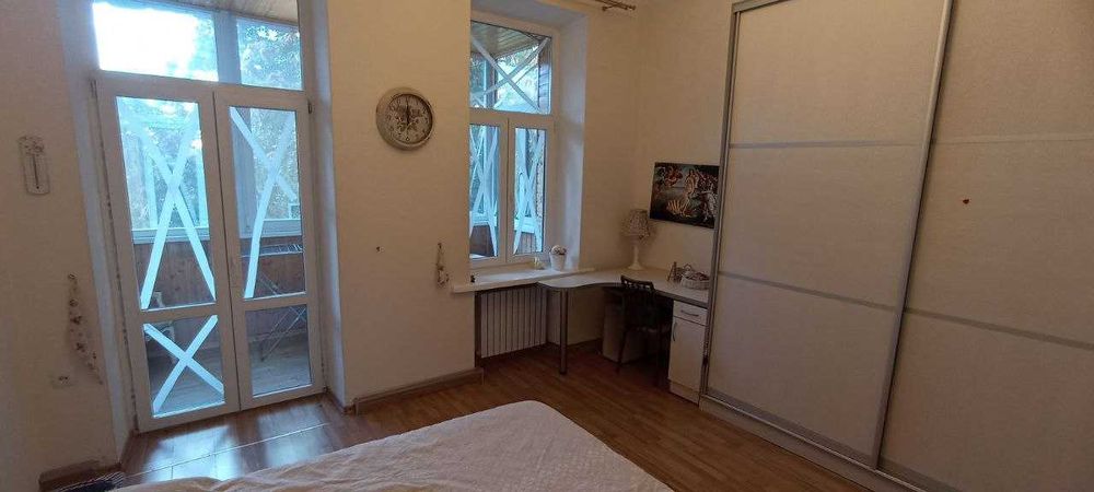 Продам 5 комнатную квартиру в Центре города  парк Глобы