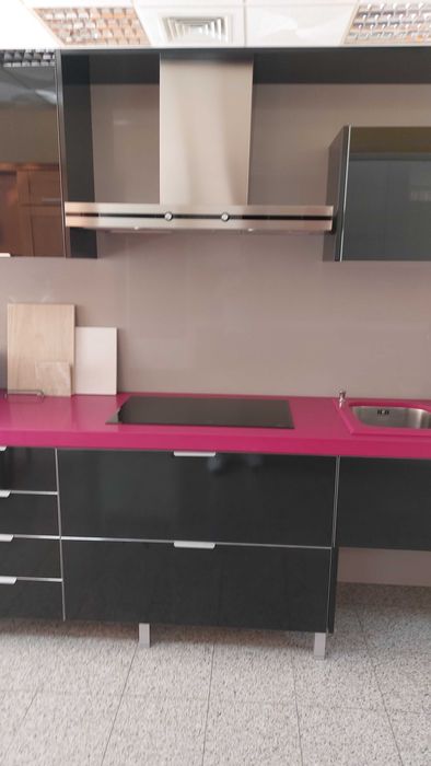 Cozinha em Termolaminado Preto, com Bancadas e Eletrodomésticos nova.