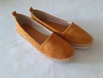 Damskie Espadryle w miodowym kolorze.