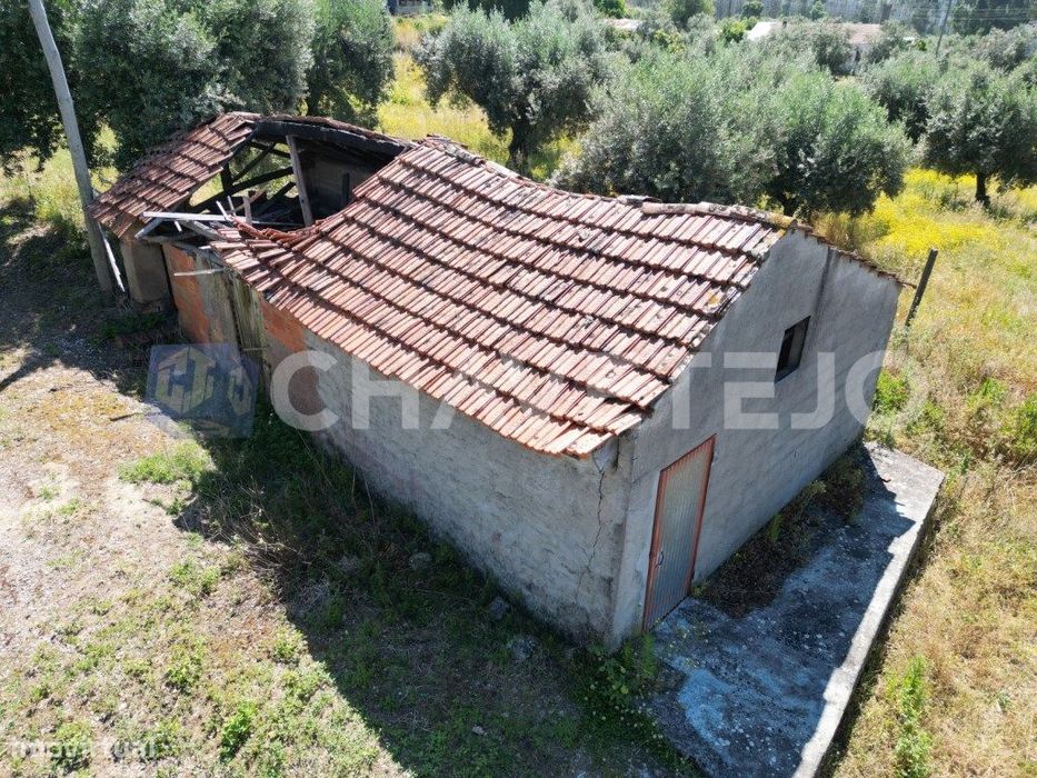 Terreno com construção rural localizado em zona calma em Urqueira