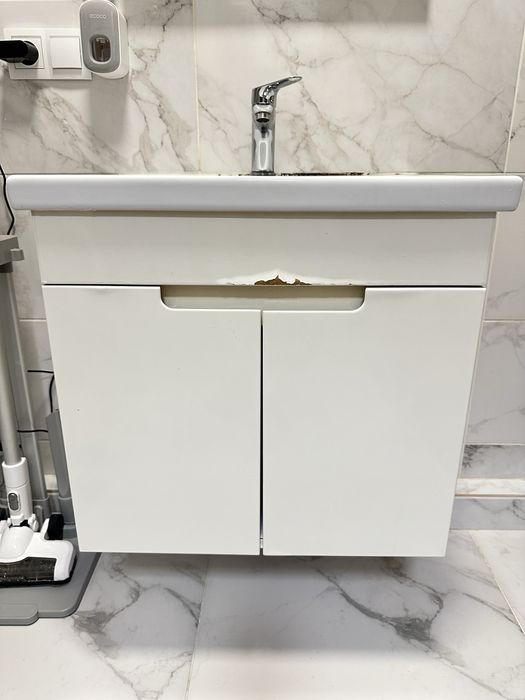 Тумба з умивальником і змішувачем