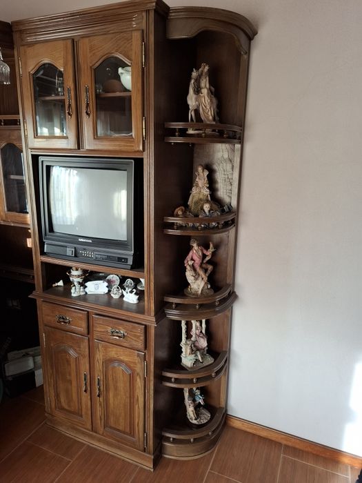 Bar de sala com mesa e cadeiras