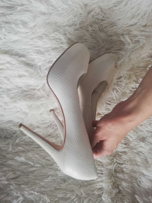 szpilki skórzane Calvin Klein 38 1/2 skóra węża kremowe szpilki 38 1/2