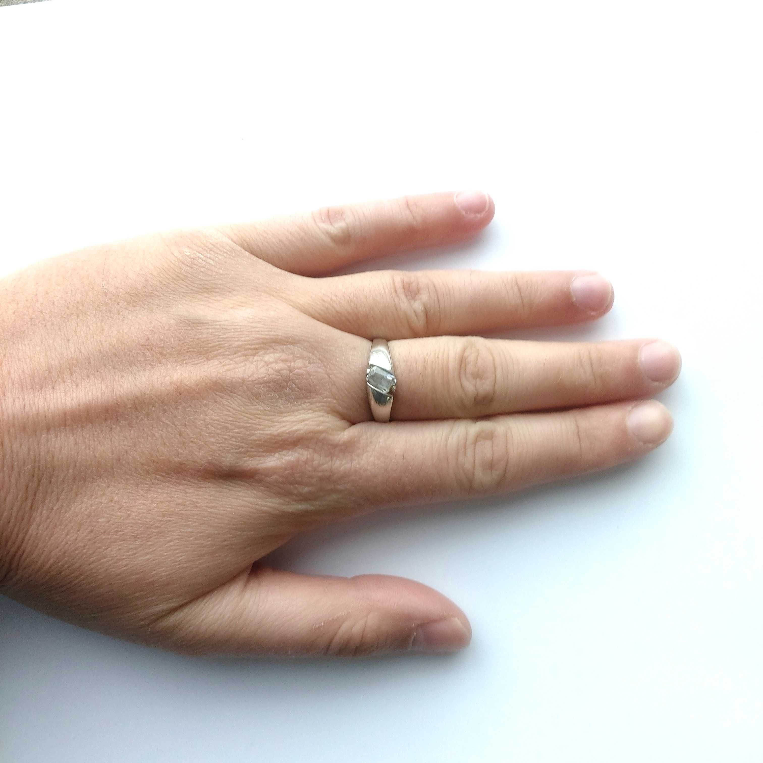 Srebrny pierścionek 2,40 gram cyrkonia 15 Apart 925