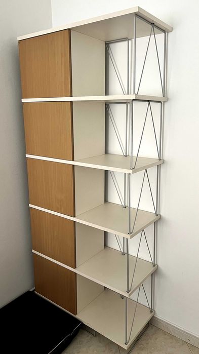 Estante com estrutura metálica e portas em folheado de madeira