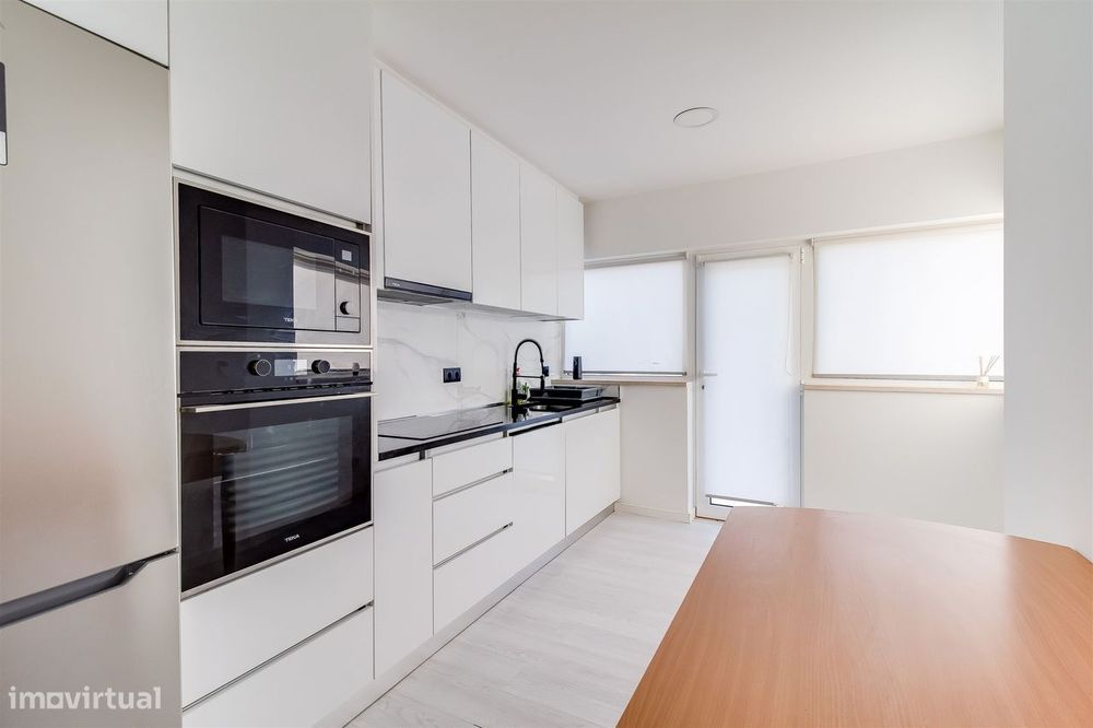 Apartamento T3 totalmente remodelado, no Centro de Pataias