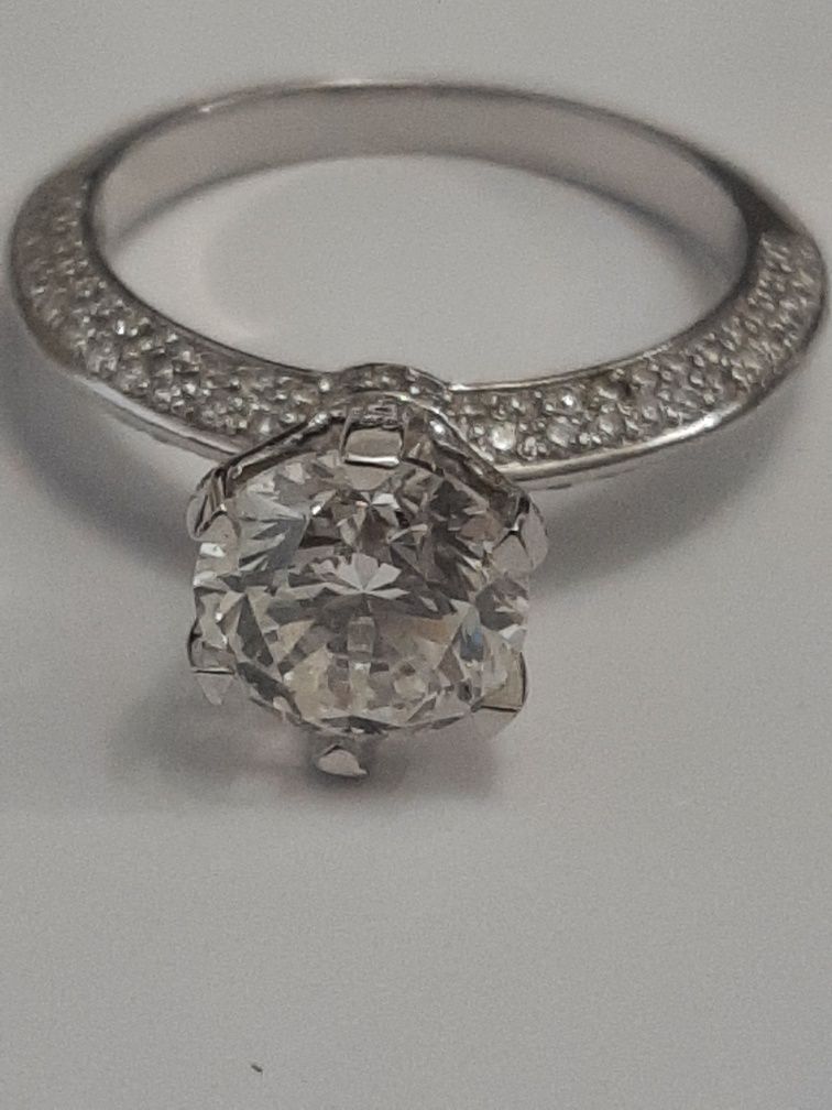 Tiffany, бриллиант 2.03 + 0.71 карат. Золотое кольцо.
