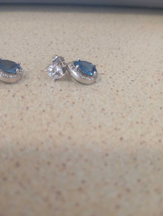 dois brincos Lotus Silver para mulher.