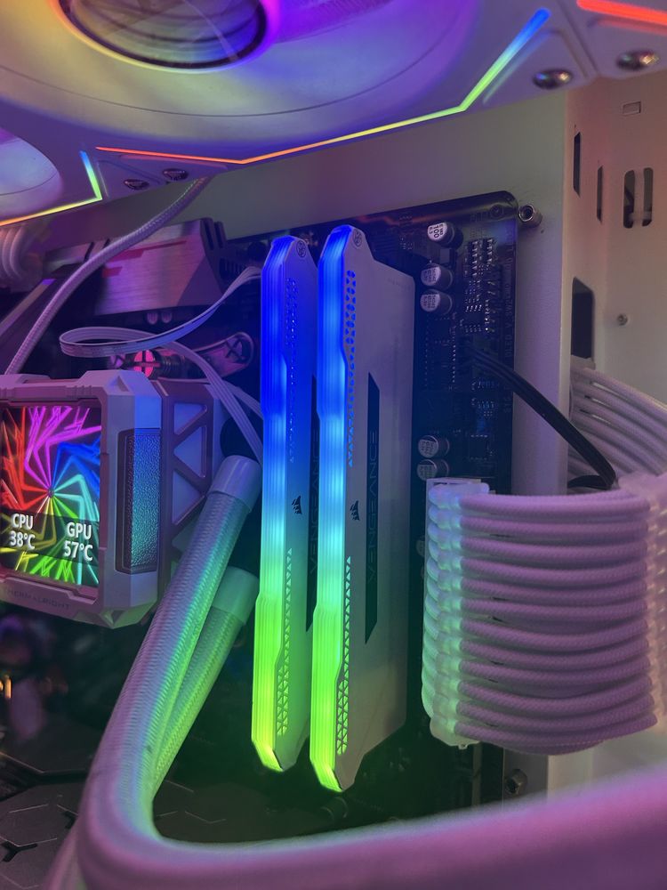 Bialy komputer RGB Ryzen 5 5500 / RX 5700 XT / 32 GB RAM