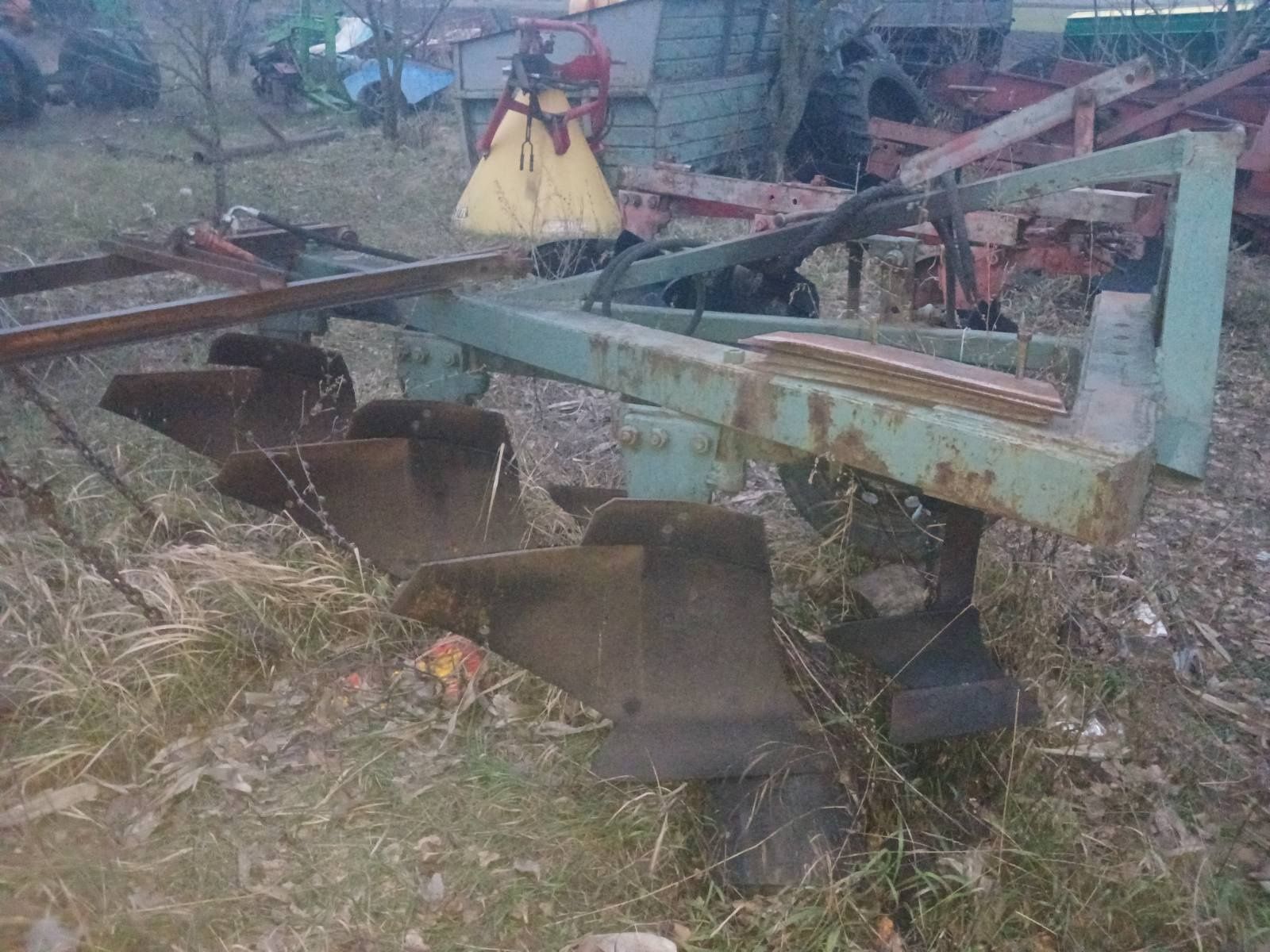 Продам плуг 3 корпусний