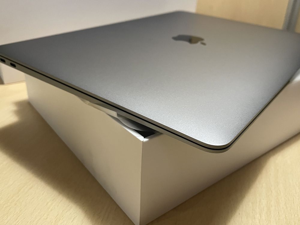 MacBook Air M1 13’ 256GB SSD, 8GB RAM, bateria 94%.