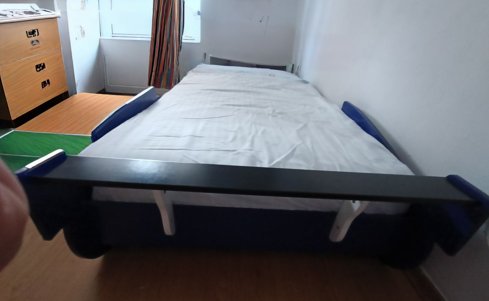 Cama de criança em formato carro