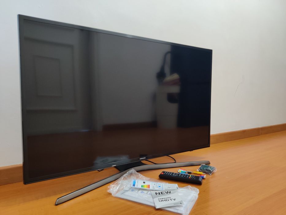 Samsung 4K Smart TV 101cm