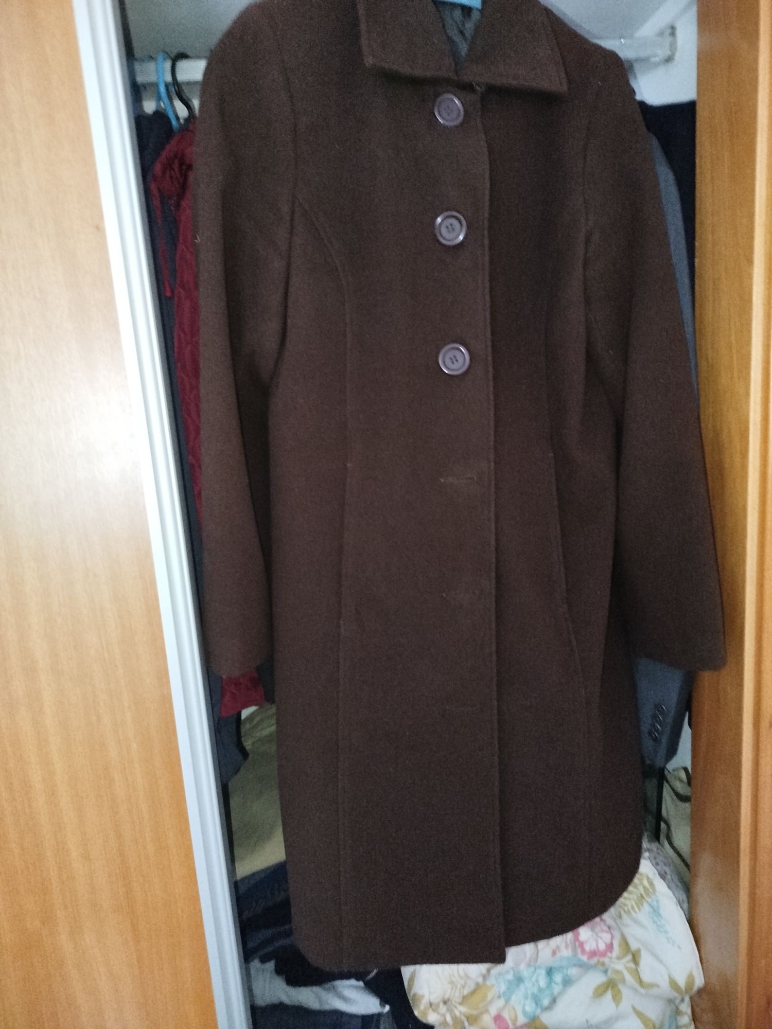 Vende se sobretudo Castanho