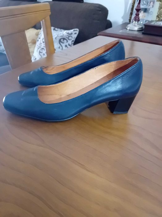 Sapatos Femininos Clássicos – Pele Azul, Salto Médio, Bico Quadrado