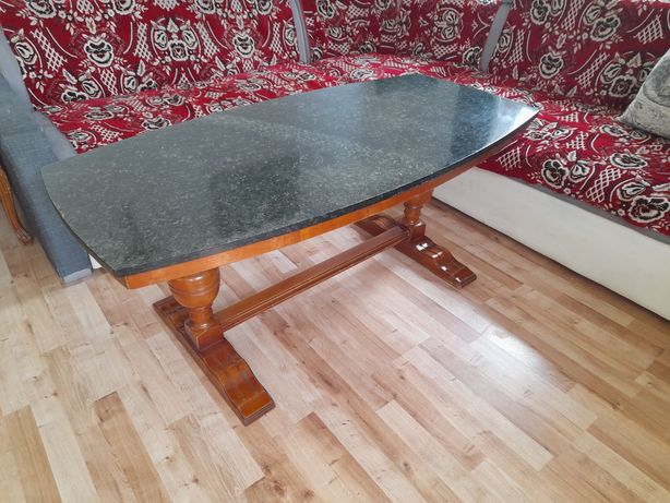 Stół z blatem marmurowym