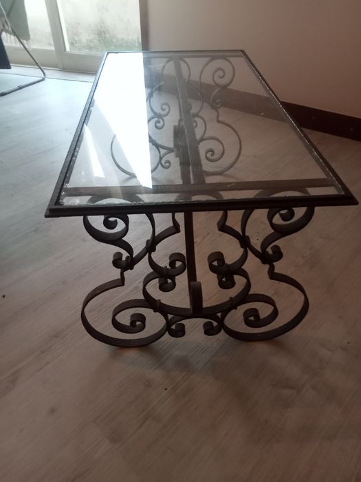 Mesa centro vintage em ferro com tampo de vidro