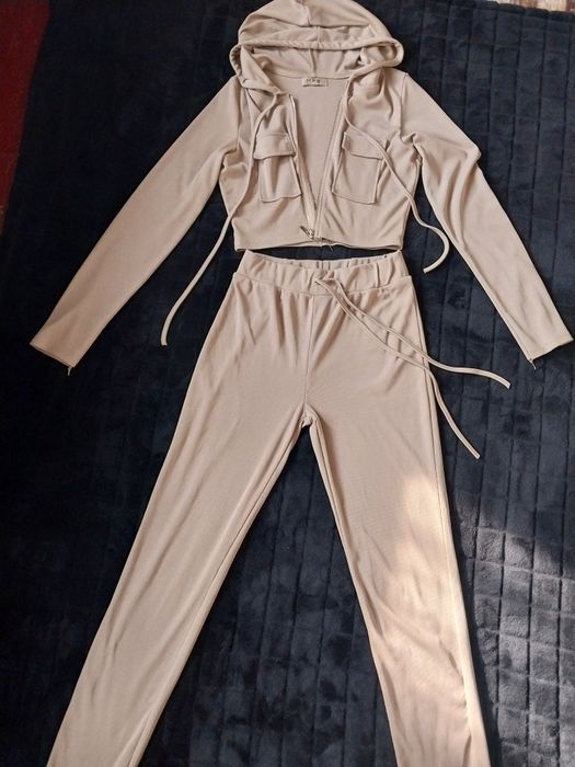 Спортивний жіночій костюм