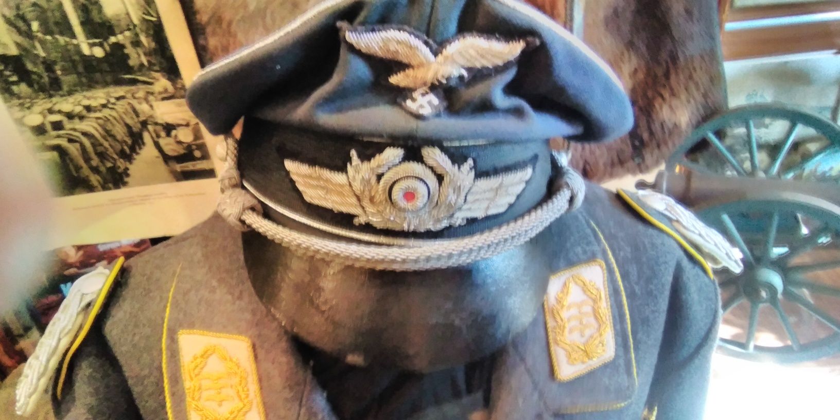 Militaria , Casaco , chapéu, condecorações da Luftwaffe.