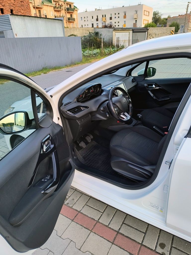 ZAREZERWOWANY Peugeot 208 1,6 blue HDi zadbany niski przebieg