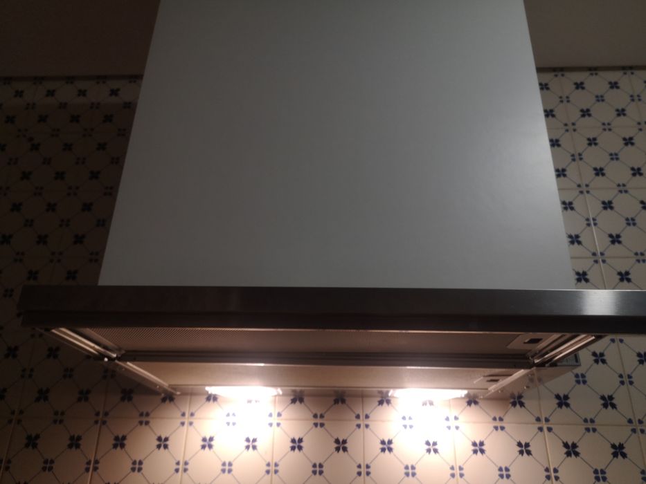 Exaustor integrado em móvel de parede com porta e 2 prateleiras