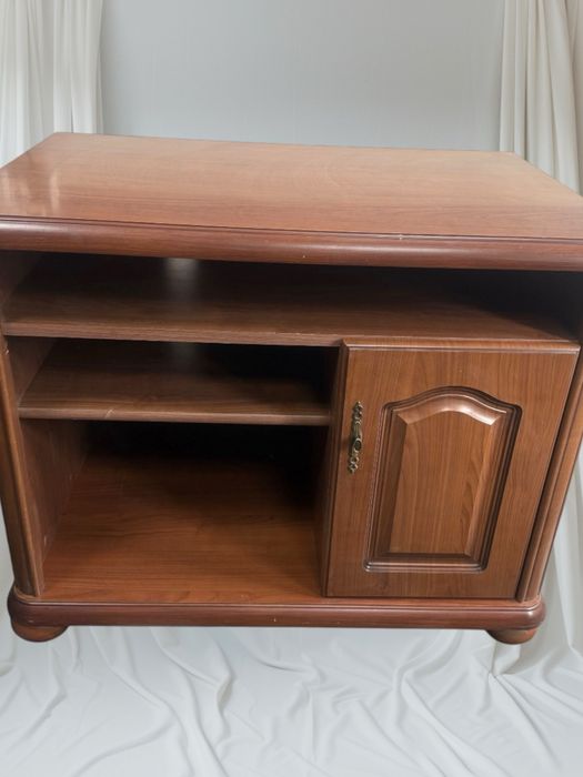 Szafka RTV BRW – klasyczny styl, rzeźbione fronty, orzech