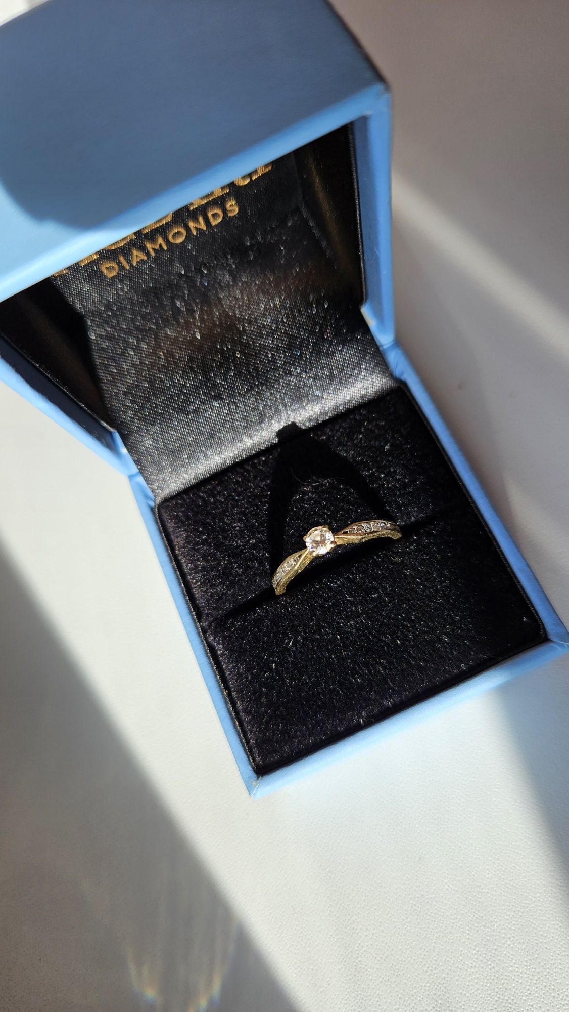 Złoty pierścionek zaręczynowy z brylantami rozmiar 11