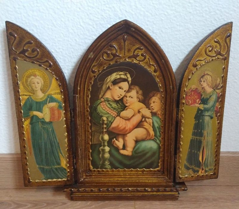 Quadro religioso composto por três partes desdobráveis