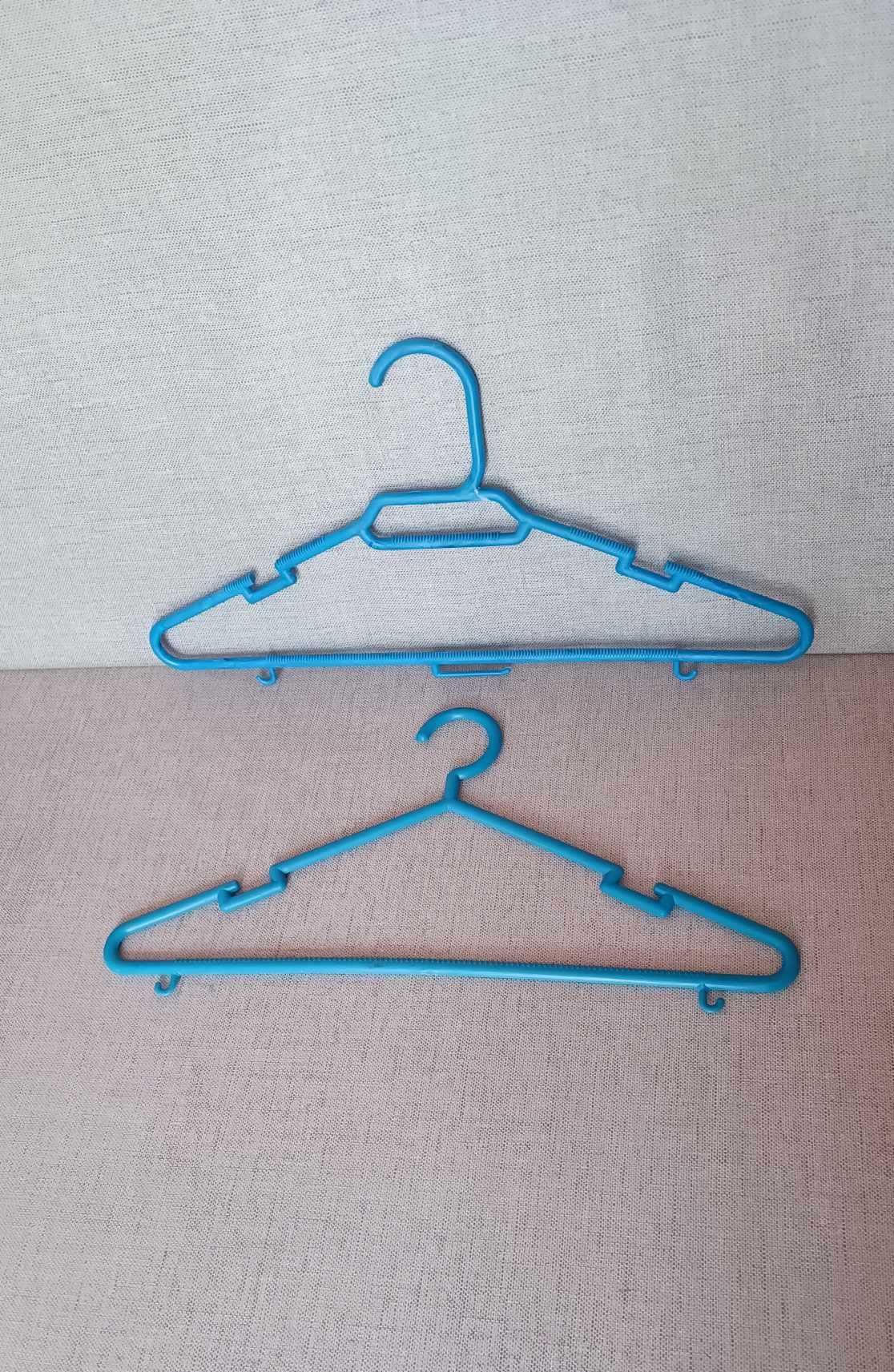 Cabides em plástico rígido e maciço