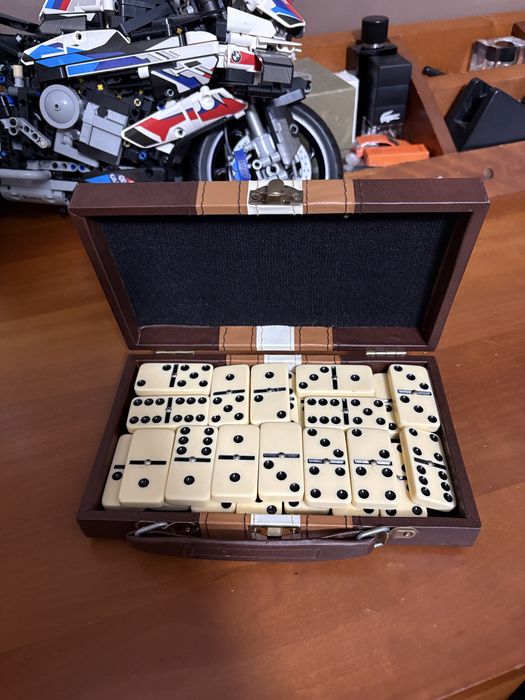 Jogo de Dominó com mala