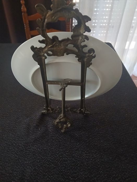 Prato com  brasão histórico em bronze