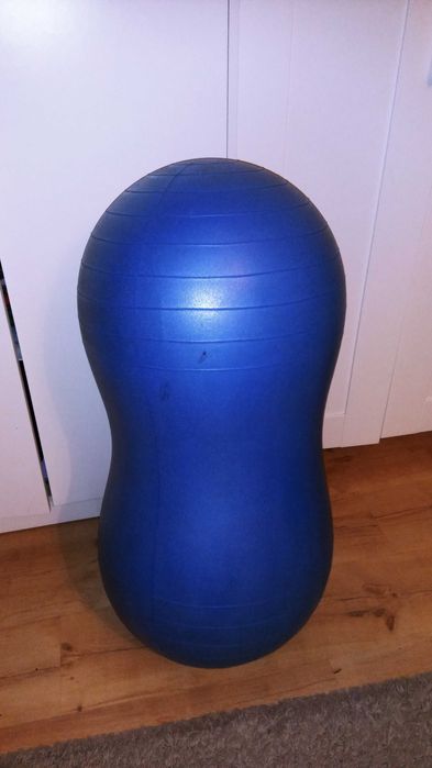 Piłka gimnastyczna typu orzeszek.