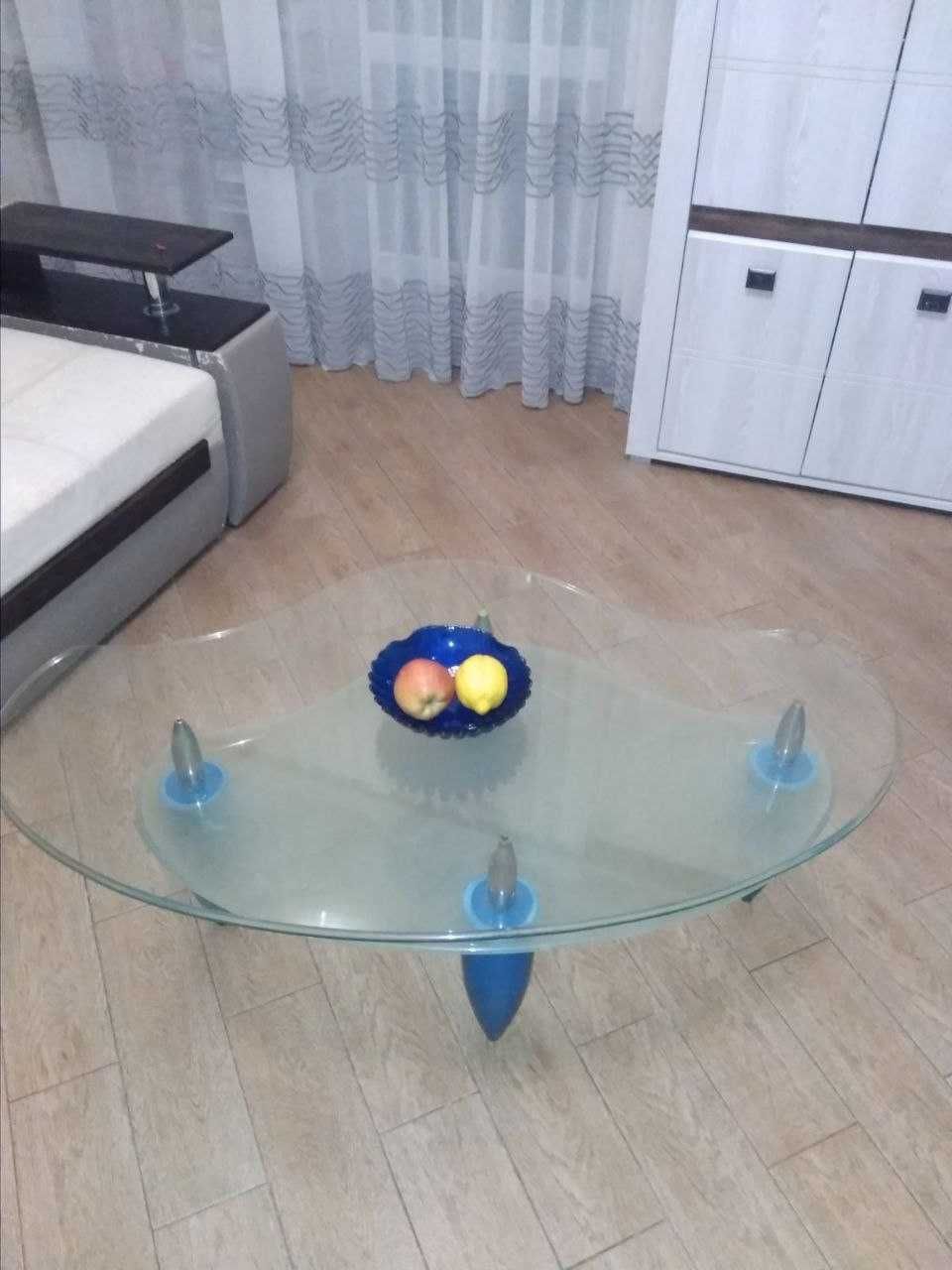 Стеклянный журнальный стол
