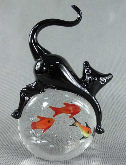 Figura szkło MURANO KOT na kuli z rybami rybka