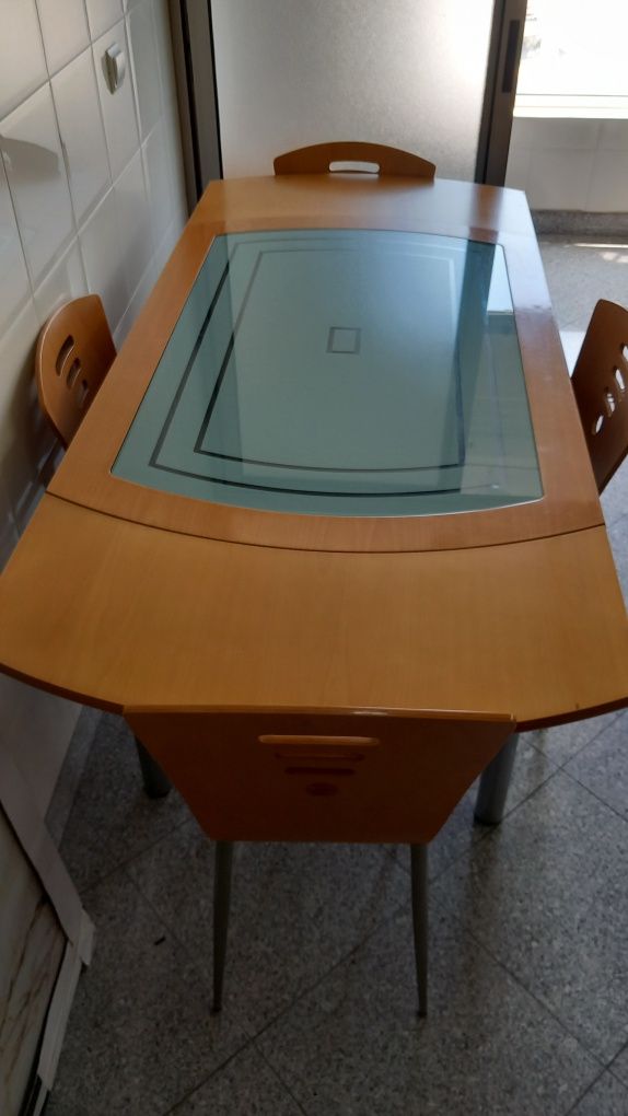 Mesa com 4 Cadeiras