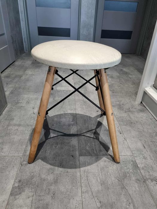 Taboret na drewnianych nogach krzesło