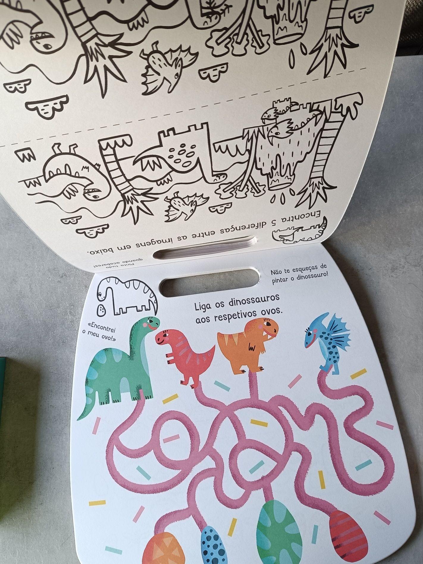 Pack de brincar com livro de actividades Dinossauros