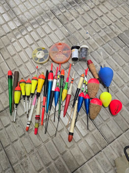 Lote de varias boias de pesca